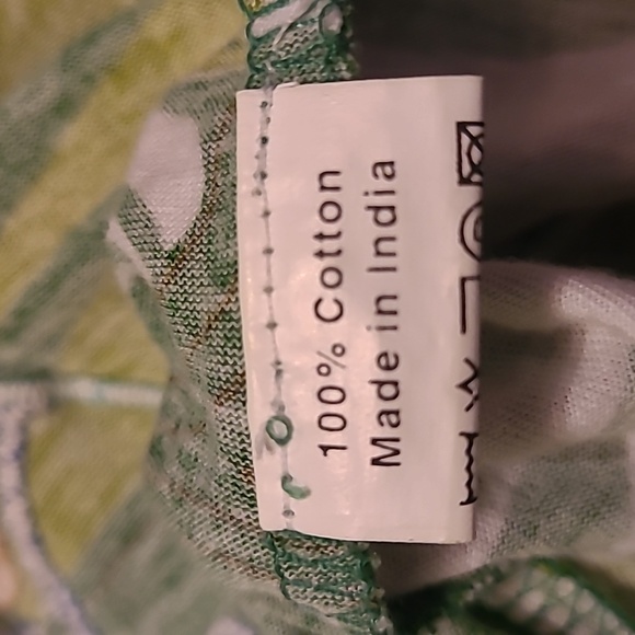 Unique T-shirt Soft Embroidered Size Small Patchwork Floral - Picture 6 of 9